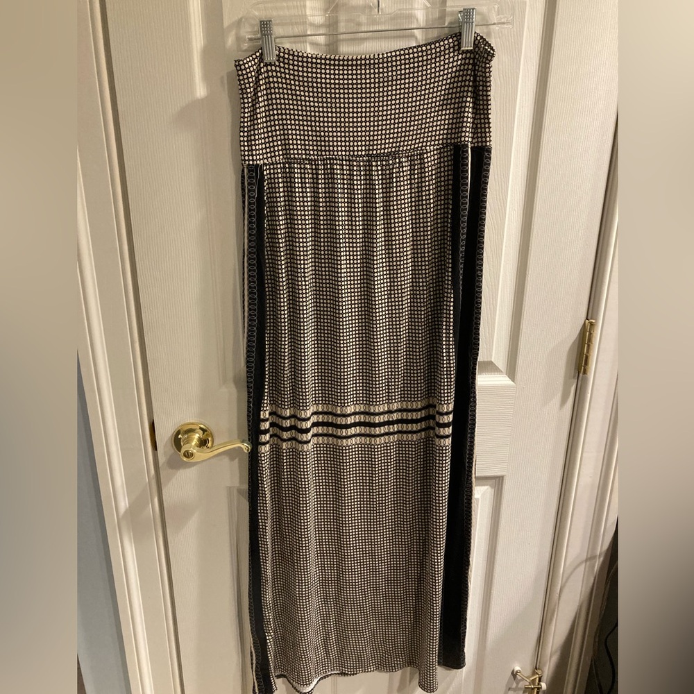 Max Studio Black and cream Maxi Skirt. Size medium. Stretchy with waist band.